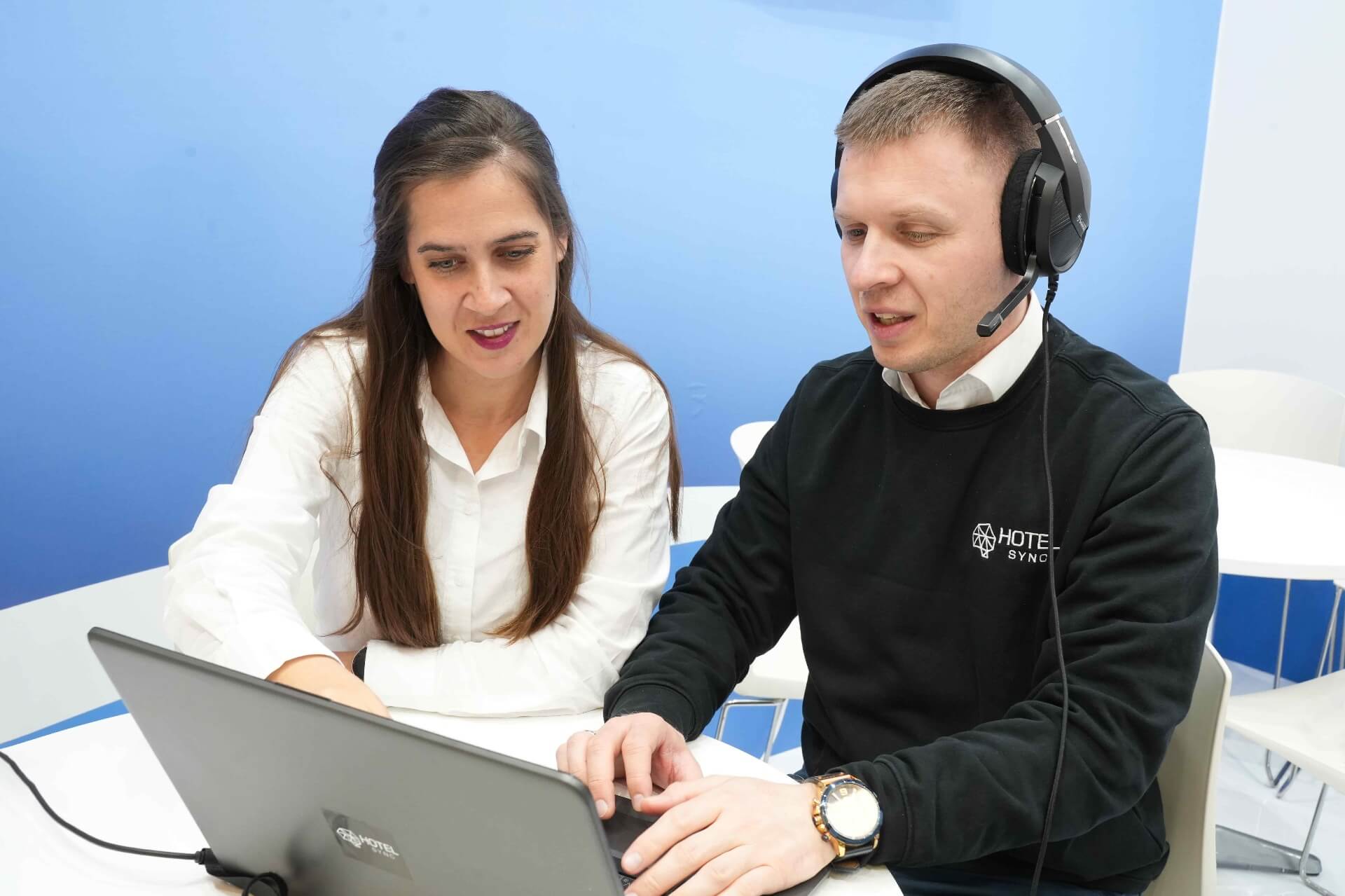 L'équipe support HotelSync en train d'aider un client