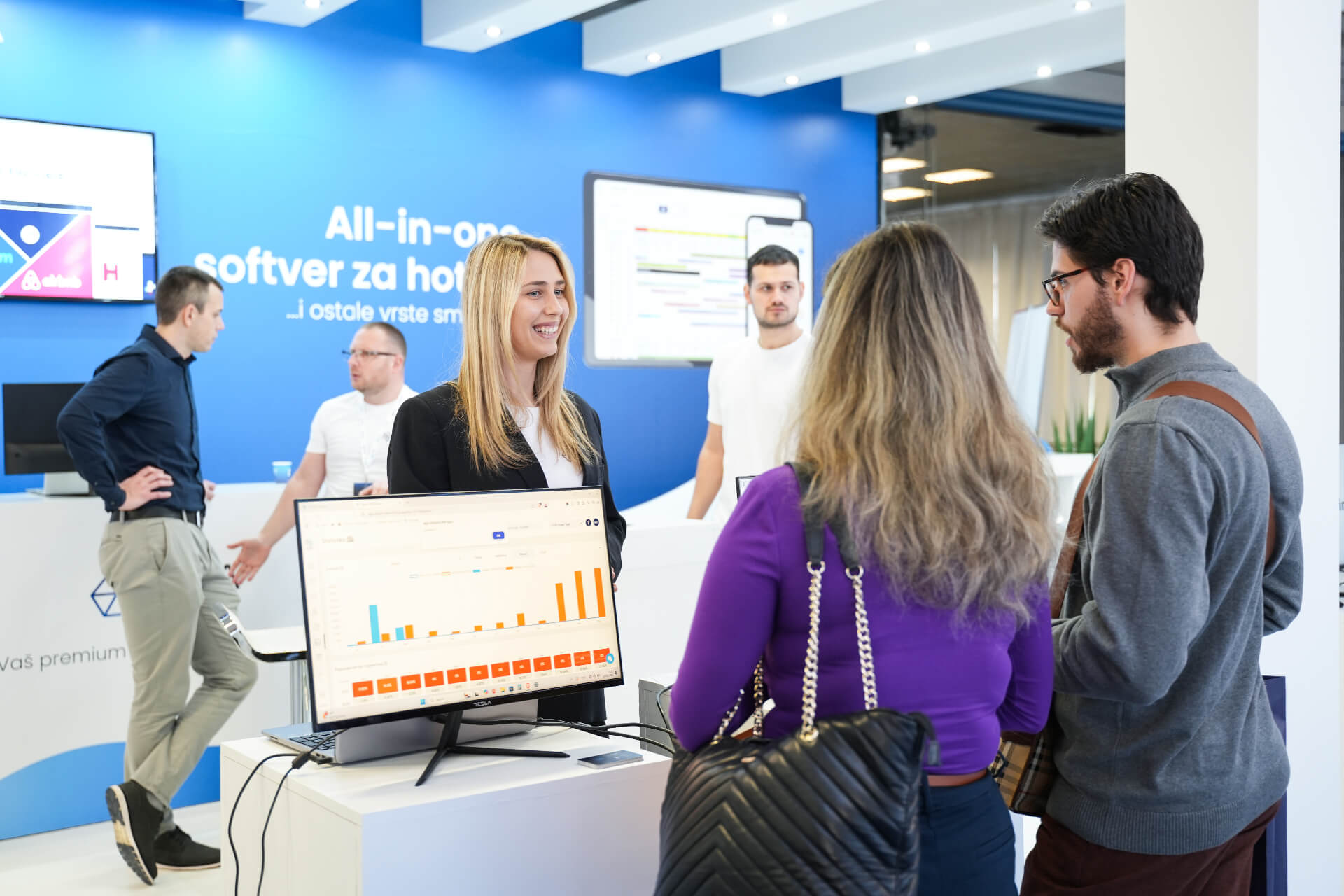 L'équipe HotelSync présente la plateforme lors d'un salon professionnel
